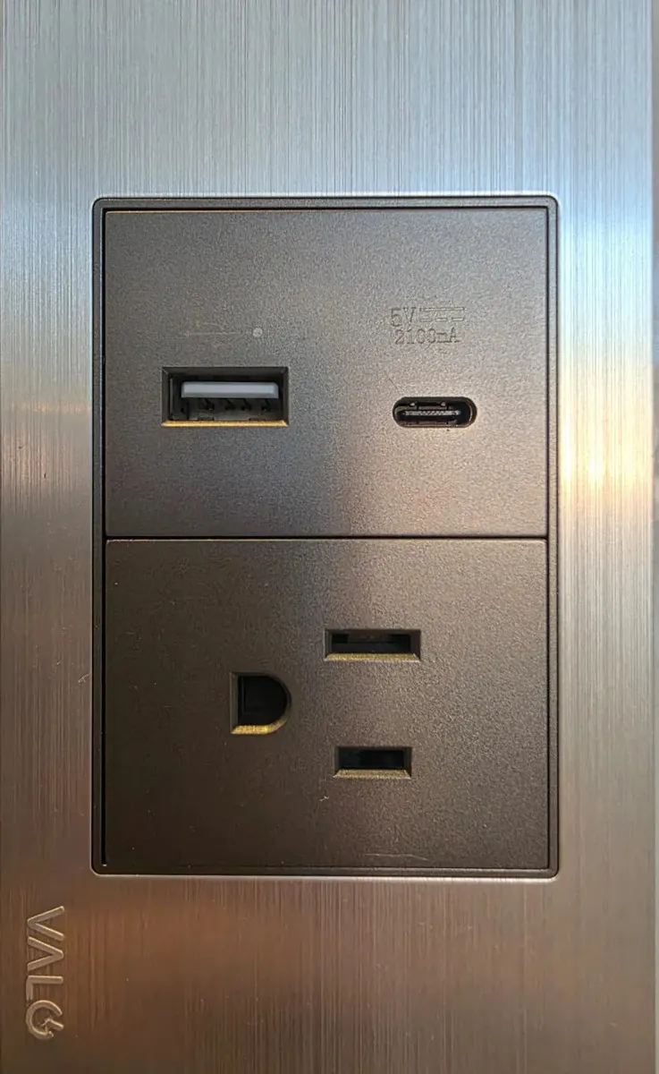 PLACA CON 1 CONTACTO Y 1 ENTRADA USB Y 1 TIPO C COLOR  GRIS
